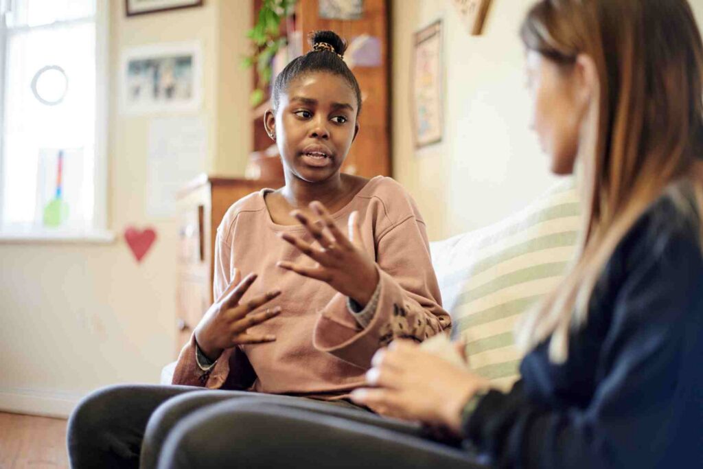 Therapist speaking with a client during a dual diagnosis treatment session