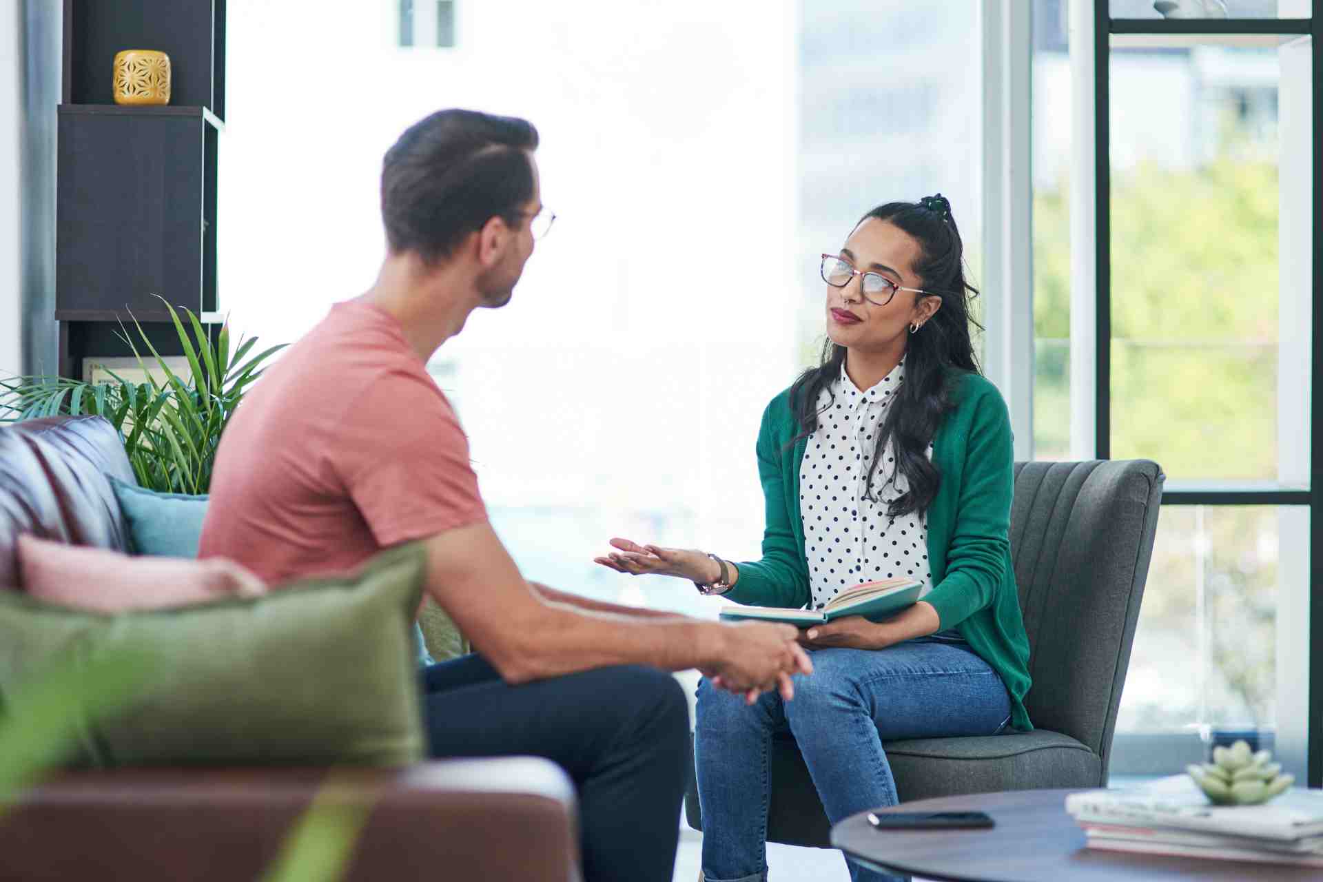 Therapist speaking with a client during a dual diagnosis treatment session